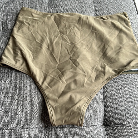 Cupshe bottoms - Picture 3 of 3